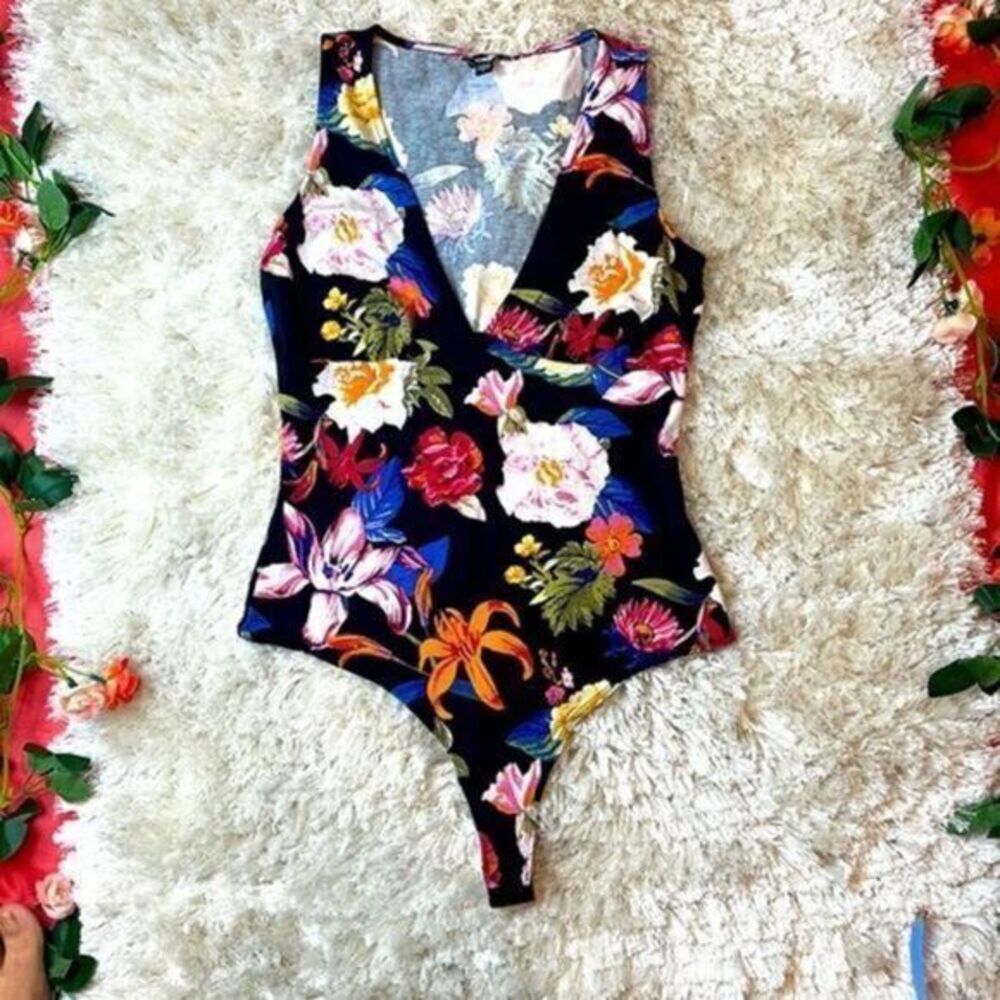 GUESS Jenny Thong V-Neck Floral 100% Cotton Sleeveless Bodysuit Size M‎